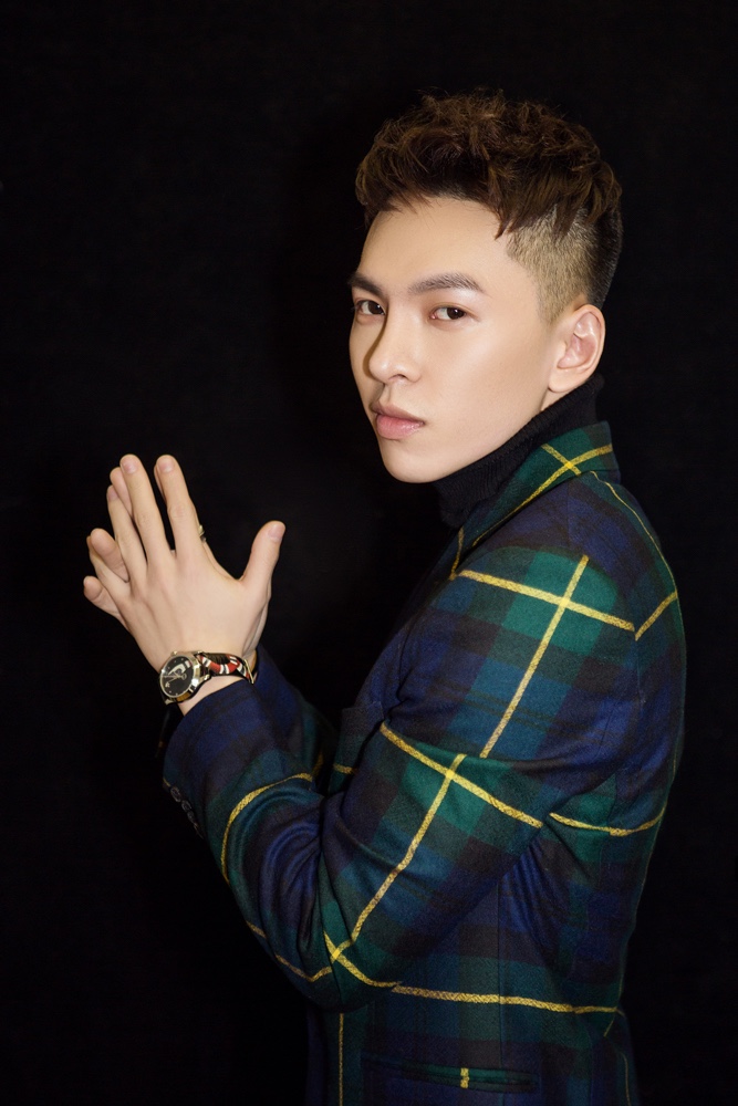 蒋雪鸣出席芭莎盛典  从容帅气不做badboy