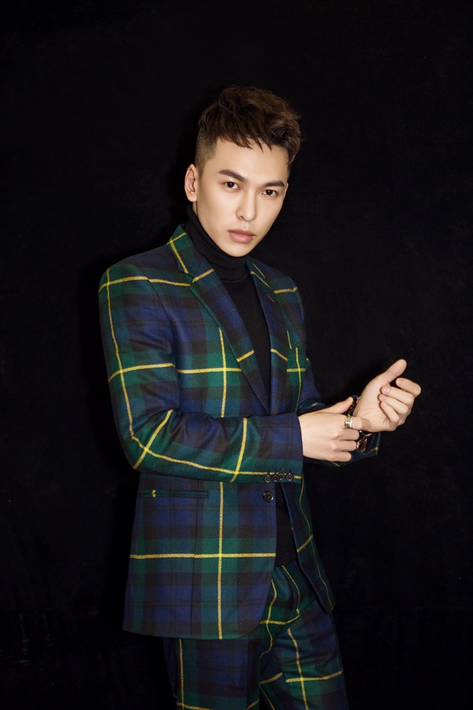 蒋雪鸣出席芭莎盛典  从容帅气不做badboy