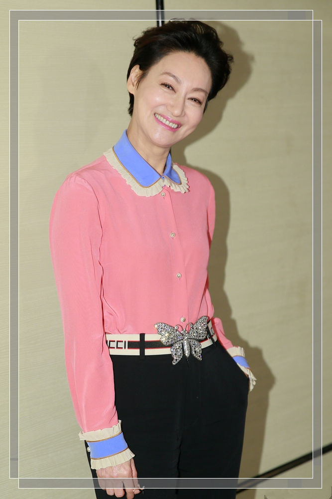 惠英红庆生, 穿粉色衬衫娇艳无比, 网友: 不像58岁!