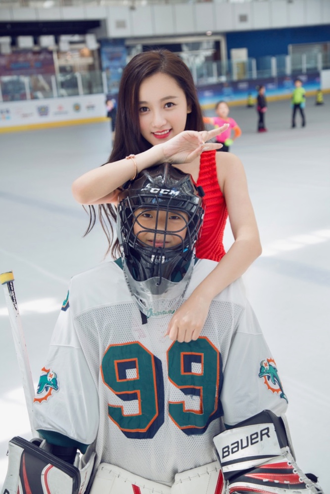 闫笑发布个人宣传片 笑容甜美美腿细直