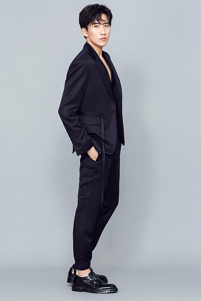 "少原君"袁野帅气俊朗 黑色西装增添成熟魅力