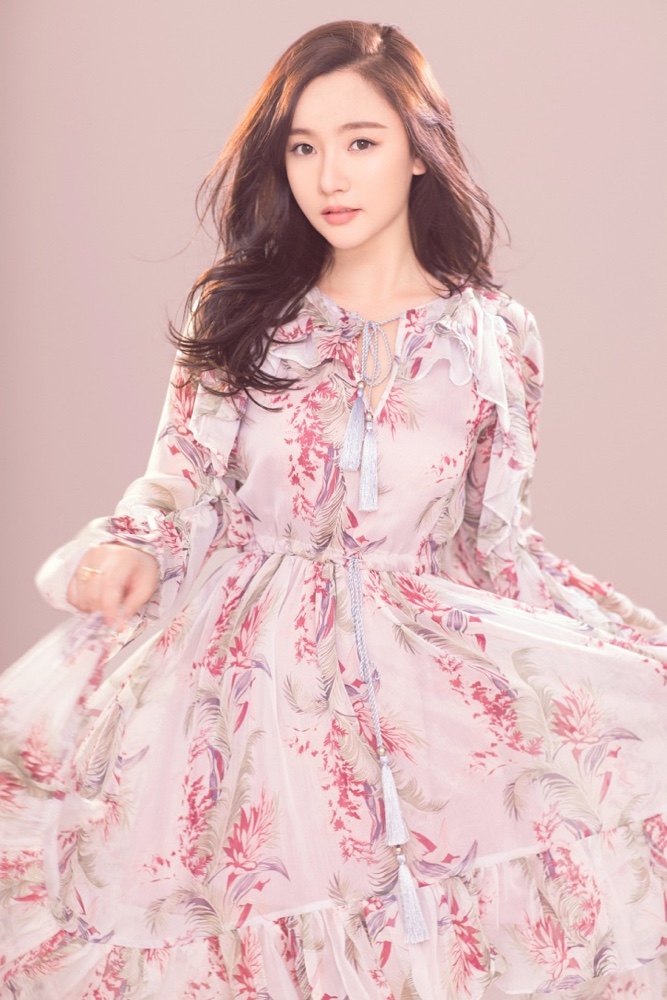 闫笑发布个人宣传片 笑容甜美美腿细直
