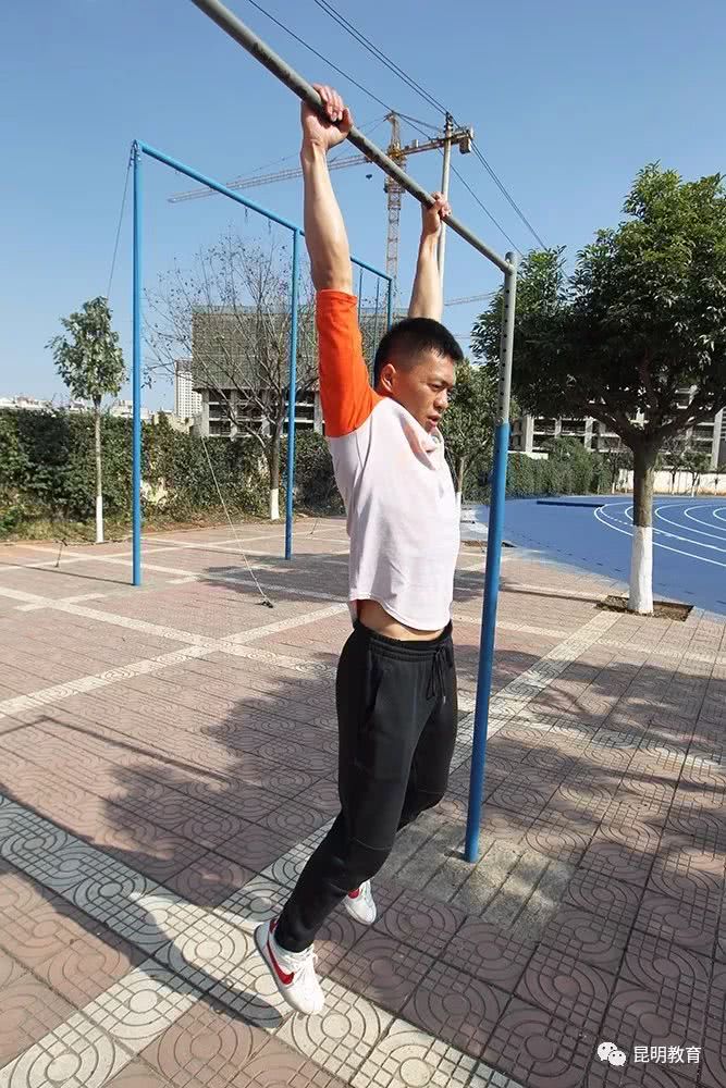 直臂悬垂上引时低头向前方,腰形成"背弓"姿势憋气快速上引下颌超过
