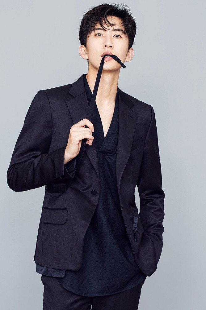 "少原君"袁野帅气俊朗 黑色西装增添成熟魅力