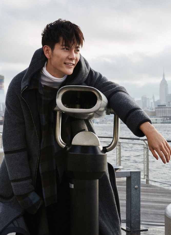 "小李晨"时尚大片,看上半身帅气满分,但小短腿让迷妹怎么接受