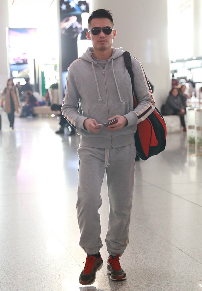 林丹黑超遮面低头疾行 无粉丝接机看路人的表情亮了