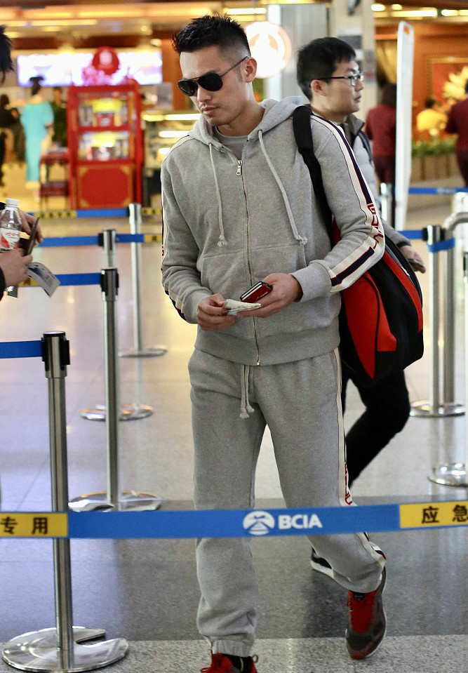 林丹黑超遮面低头疾行 无粉丝接机看路人的表情亮了