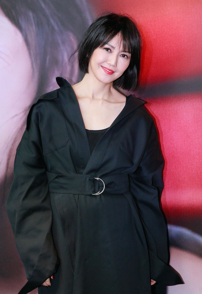 孙燕姿短发红唇美艳动人半穿收腰长裙微露锁骨踩皮靴秀小细腿