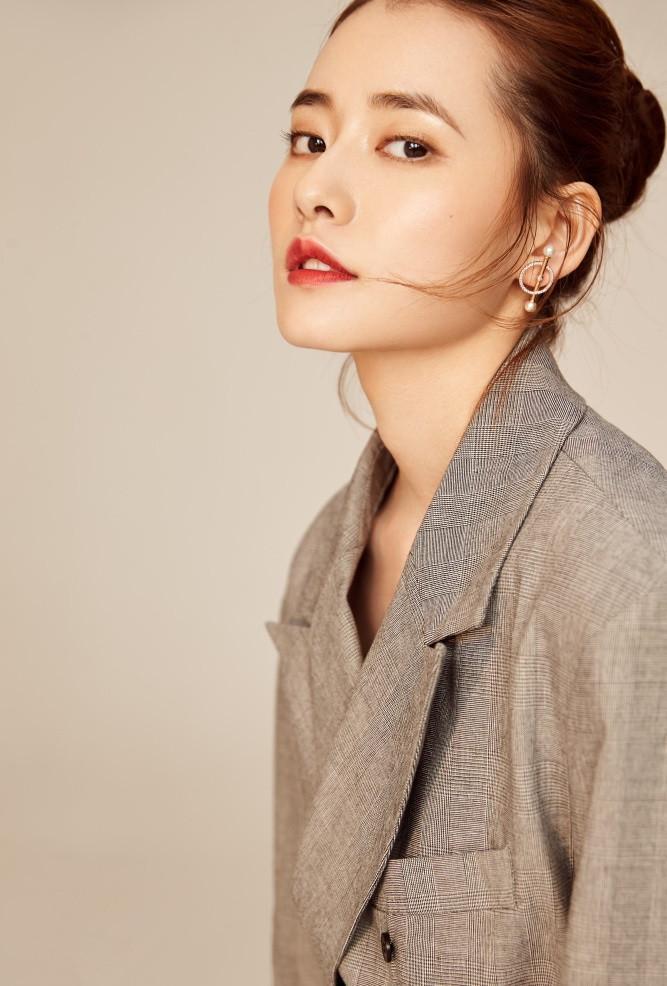 柴碧云时装封面来袭, 大帽子成造型亮点, 美到犯规