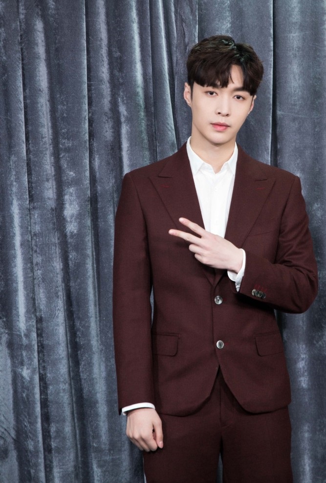 张艺兴黑色西装沉稳帅气,皮肤好到18岁少女都自愧不如