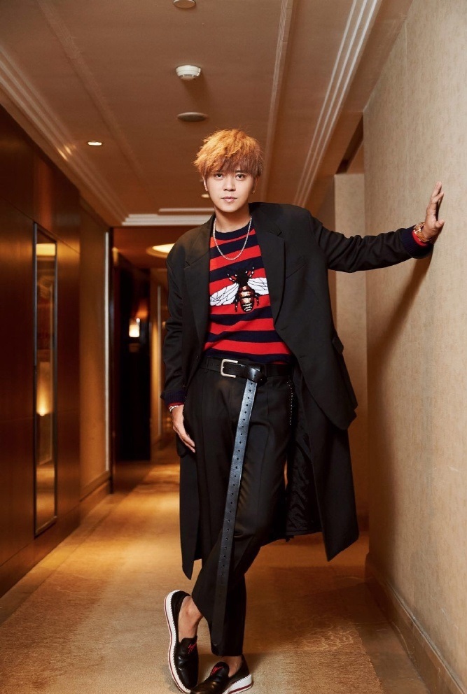 罗志祥拼接西装宣传新戏,内搭的红色条纹毛衣和长腰带成点睛之笔