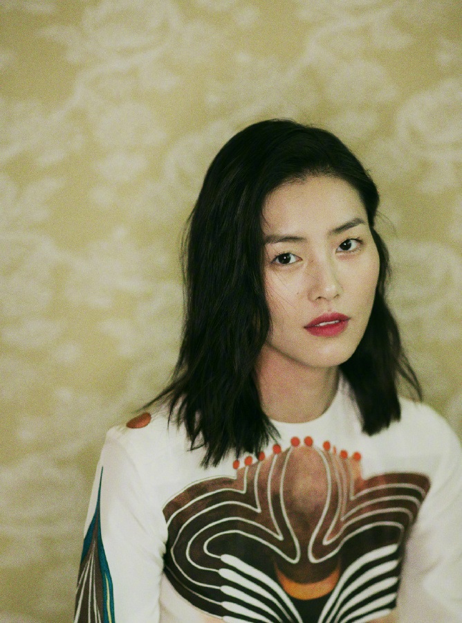 大表姐刘雯也剪短发啦,印花连衣裙宛若森林女王,气场爆棚