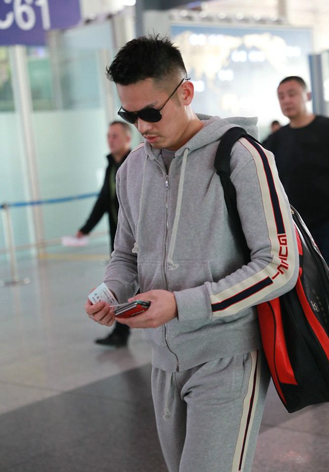 林丹黑超遮面低头疾行 无粉丝接机看路人的表情亮了