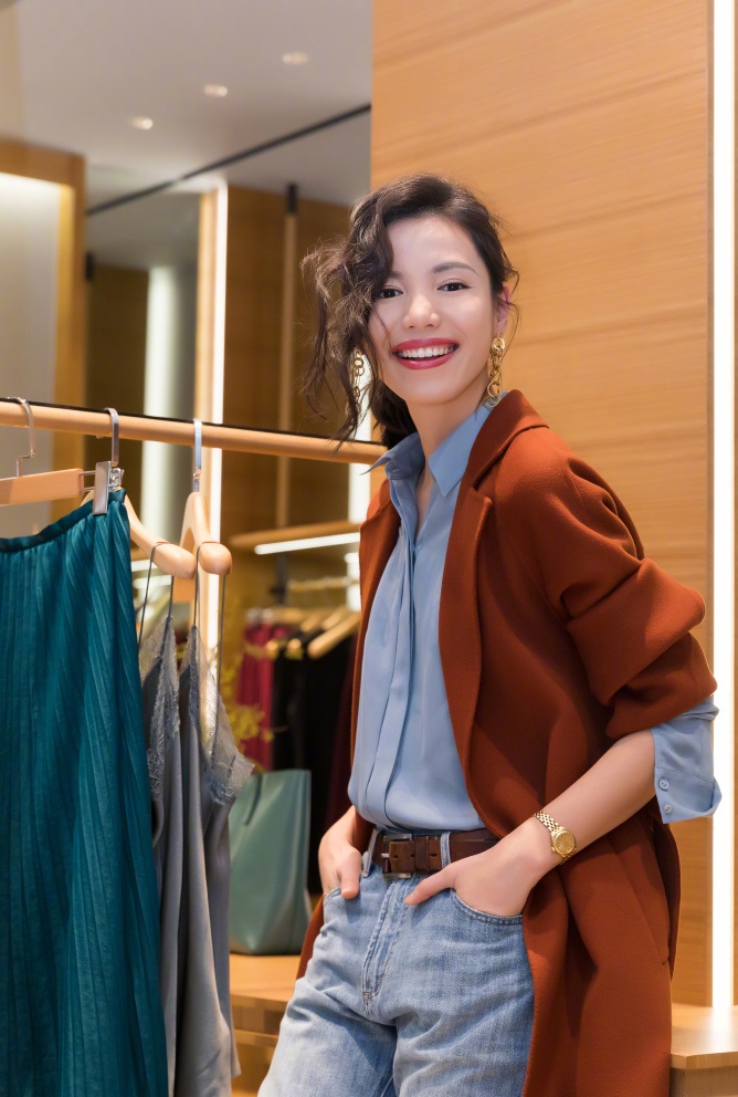 时尚博主linda新造型再抢眼焦糖色风衣牛仔裤女王本尊没错