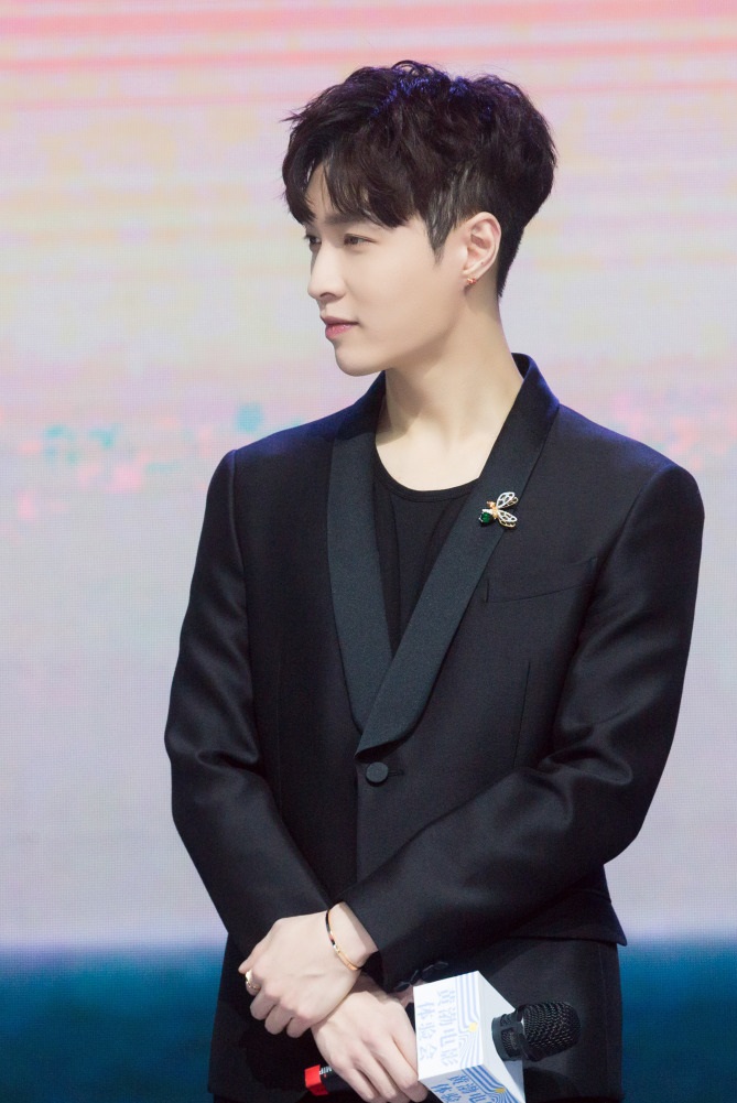 张艺兴黑色西装沉稳帅气,皮肤好到18岁少女都自愧不如