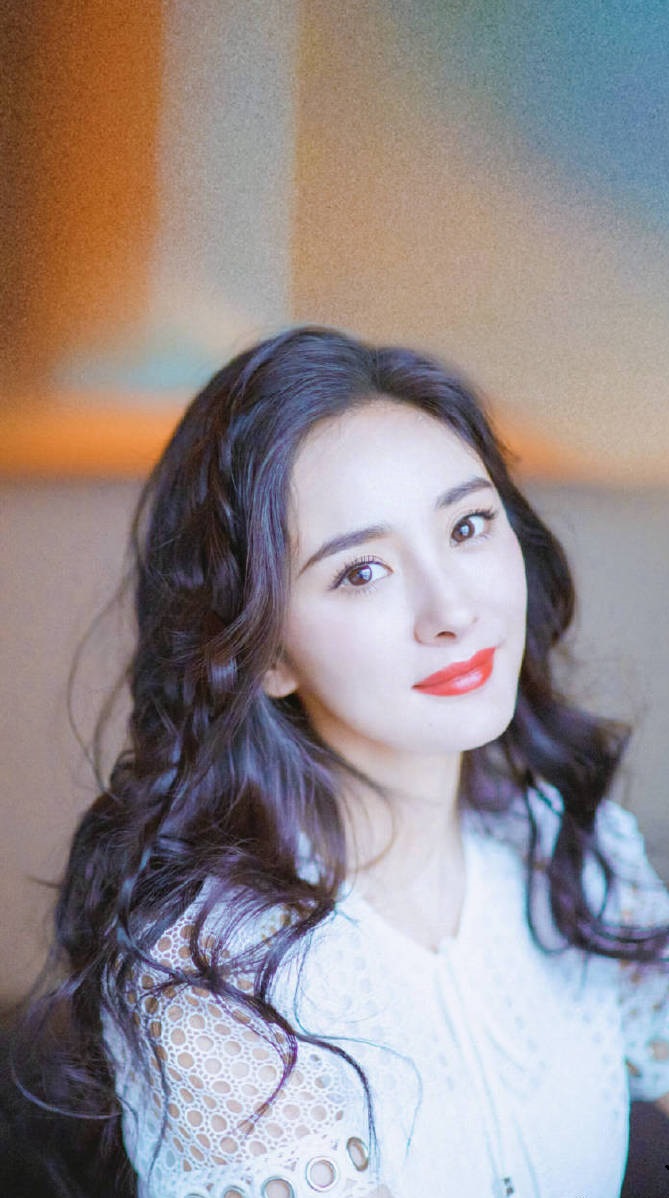 杨幂又来秀腿了,细长直让所有女人都嫉妒,羡慕刘恺威能想看就看