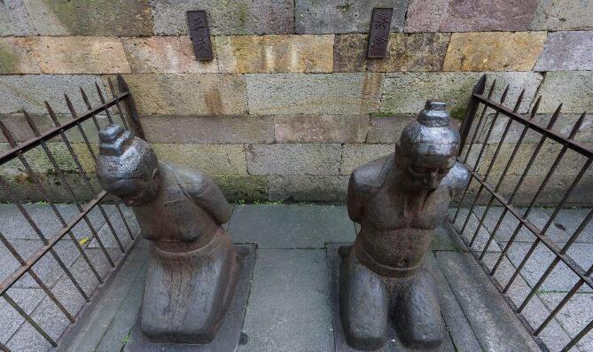 岳飞面前的秦桧跪像想站起来? 网友不答应!