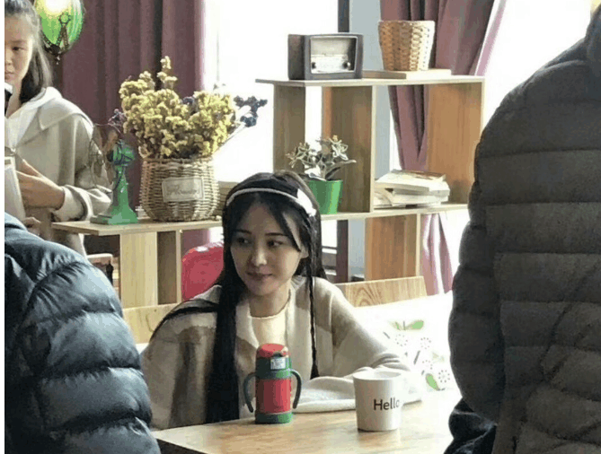 郑爽拍戏新造型, 长发圆脸超可爱.