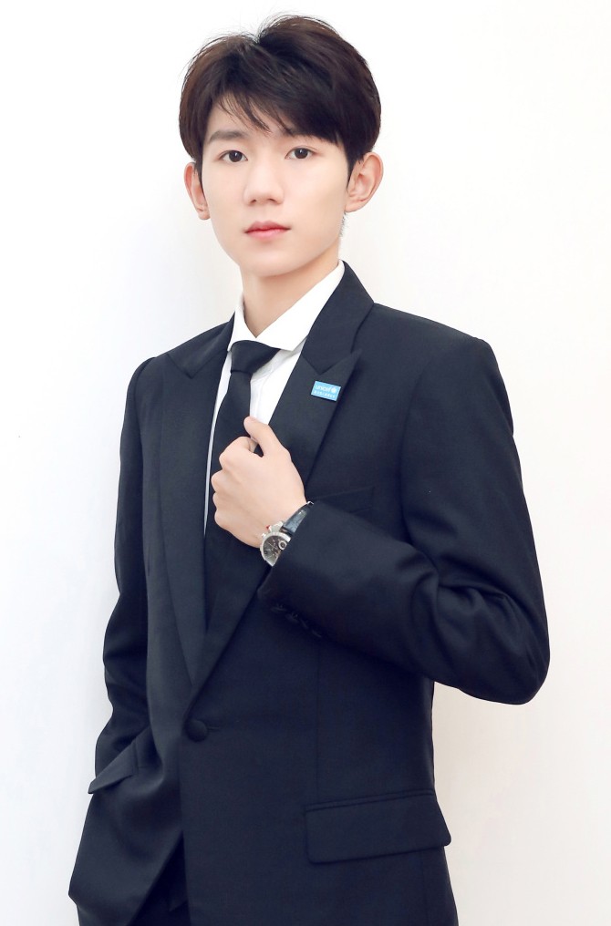 王源一身西装清俊潇洒又帅气 网友:太干净清爽了,看着心情就好