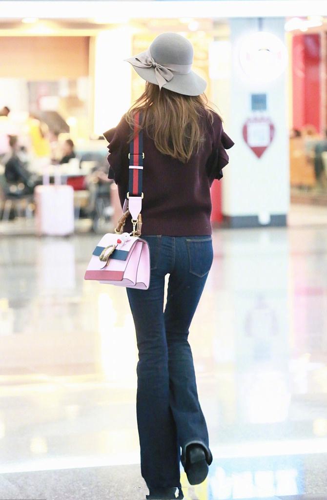 45岁林志玲真敢穿, 牛仔裤穿出宽腿逢, 网友: 这下就尴尬了