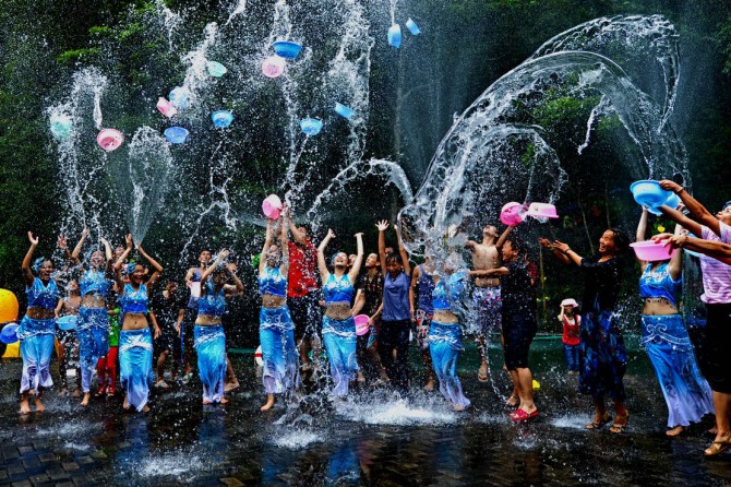 西双版纳正热闹，傣族的泼水节来了|西双版纳|傣族|节日_新浪新闻
