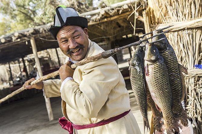 那年,参赞大臣阿喇纳追剿乱兵,在沙漠的海子里创造了这些"土著人",并