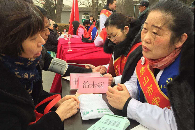 唐山市中医医院开展学雷锋志愿义诊服务活动简