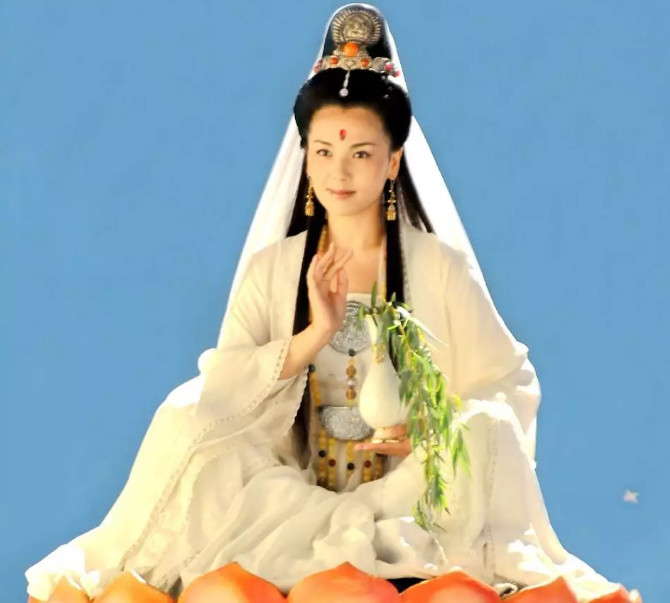 刘涛成演观音专业户,跟最经典版本对比,网友:笑得太假了!