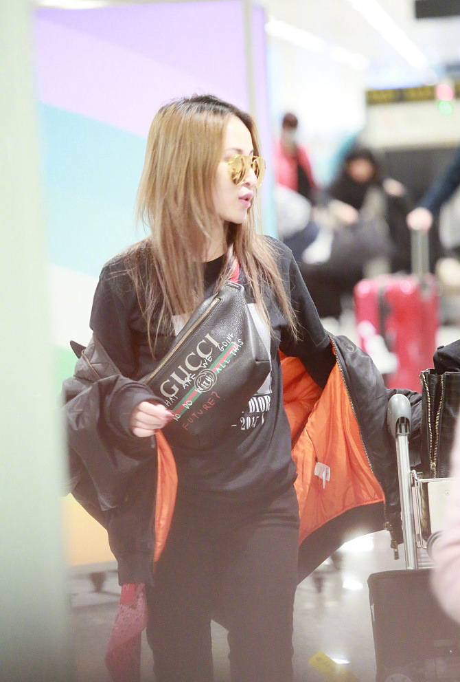 39岁萧亚轩现身机场,一身黑色也很少女感,网友:鲜肉收割机!