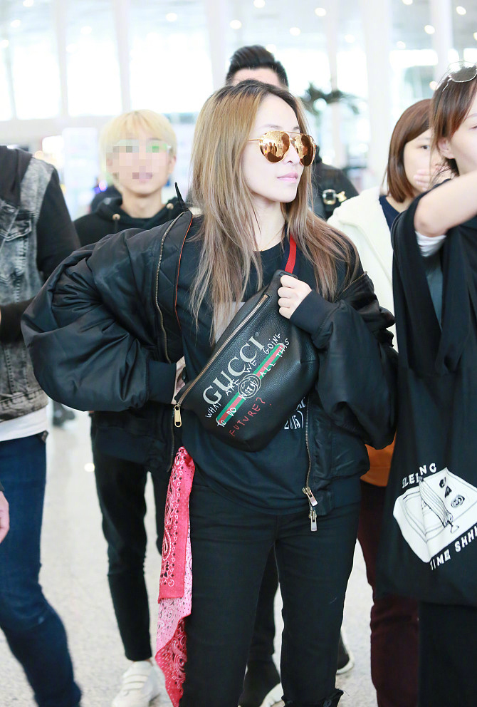 39岁萧亚轩现身机场,一身黑色也很少女感,网友:鲜肉收割机!