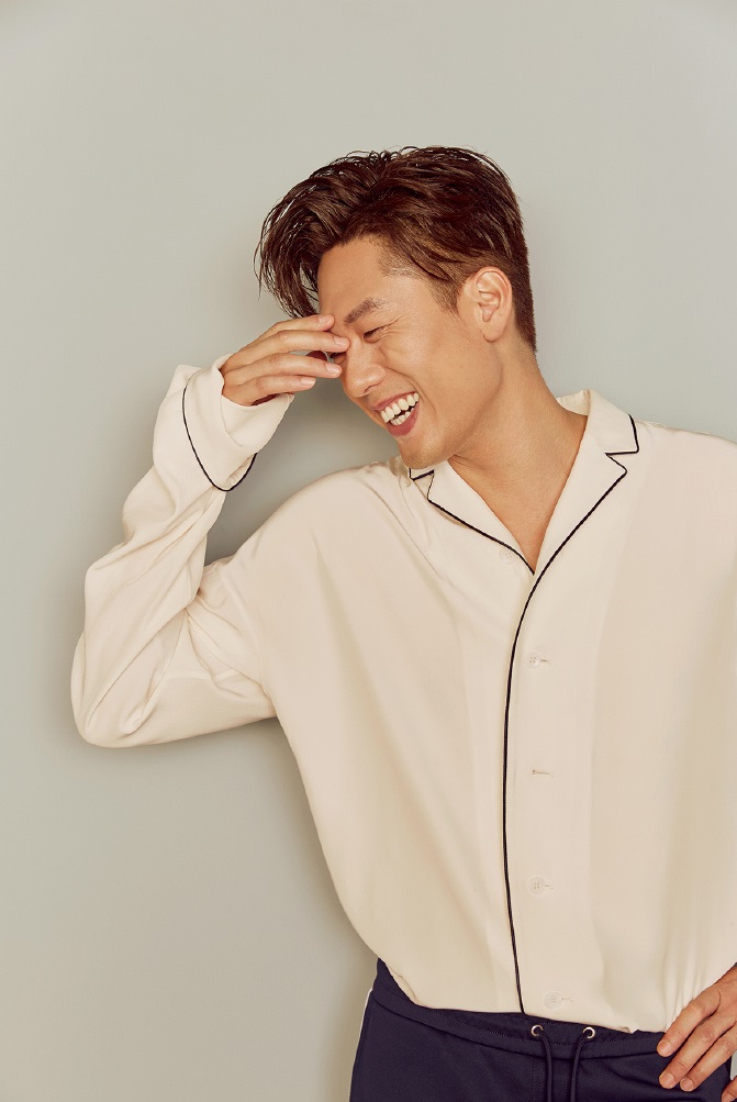 凌潇肃时尚大片走大叔路线,不禁感叹:只要胡歌还在,没你什么事