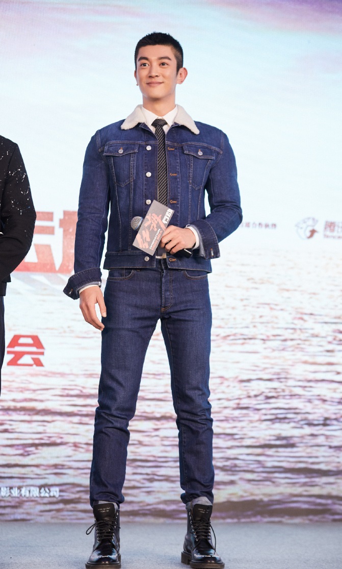 杜江牛仔套装出席发布会,身材比例太不协调,腿也忒长了