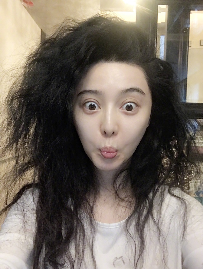 范冰冰发自黑照,头发凌乱像金毛狮王,网友:发际线赶上杨幂!