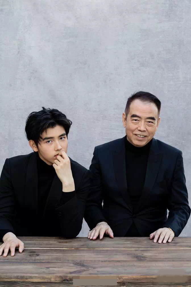 陈凯歌与儿子陈飞宇同框超温馨 网友:这对父子太可爱啦!