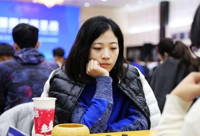 女棋手陈一鸣对局中