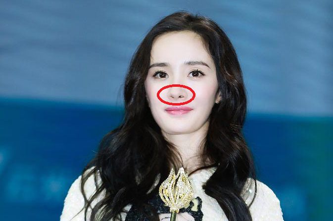 杨幂现身秀长腿,修图过度一只鼻孔p到模糊,网友:美感没了