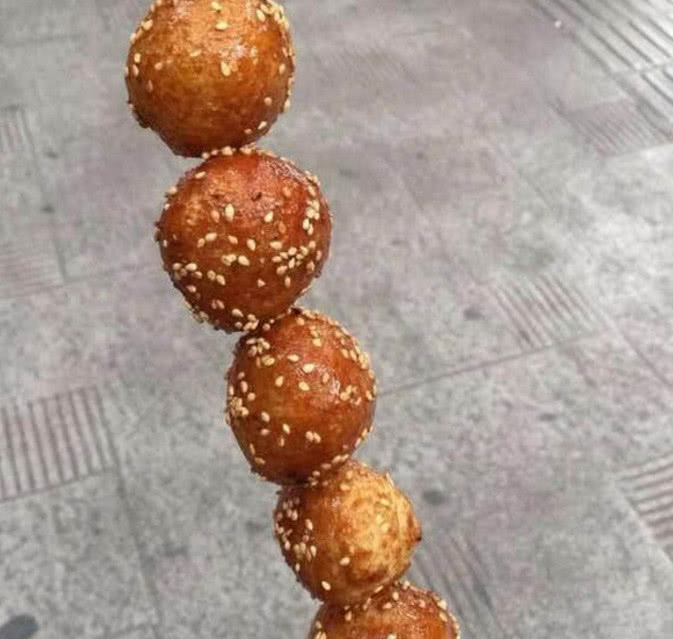 其实这种就是麻球串,在我们这里这种麻球串是非常多人都喜欢吃的,因为