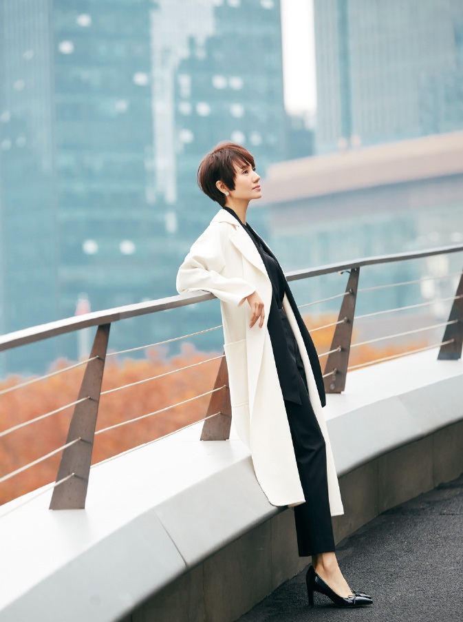 袁泉穿大衣时尚感无人能及网友我的40岁能有她一半就好了