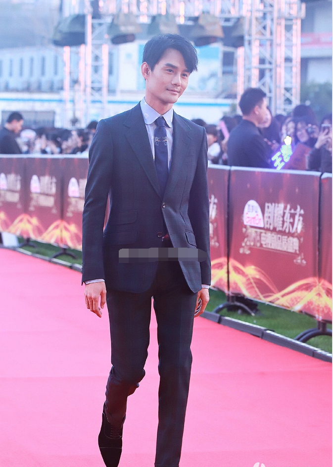 王凯身着绿色格子西装亮相盛典为角色暴瘦胖瘦自如让人羡慕