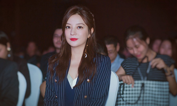 41岁赵薇和39岁刘涛同穿条纹西服网友差别这么明显