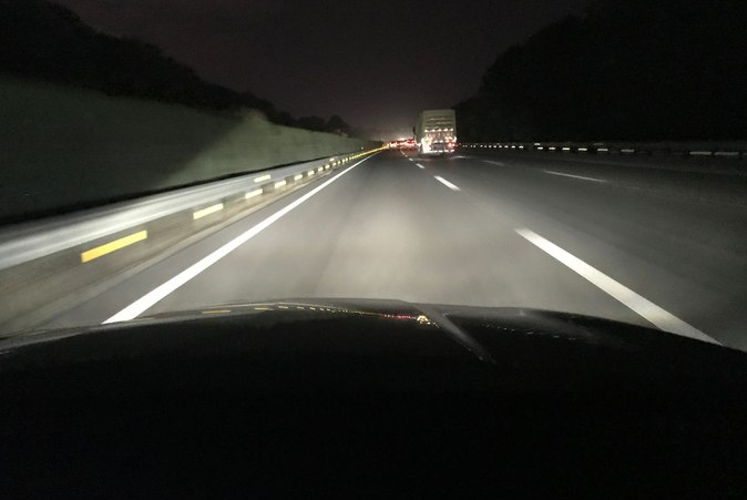 副驾驶乘客在高速拍的实际效果,亮度确实增加了不少,改灯光也不需要去