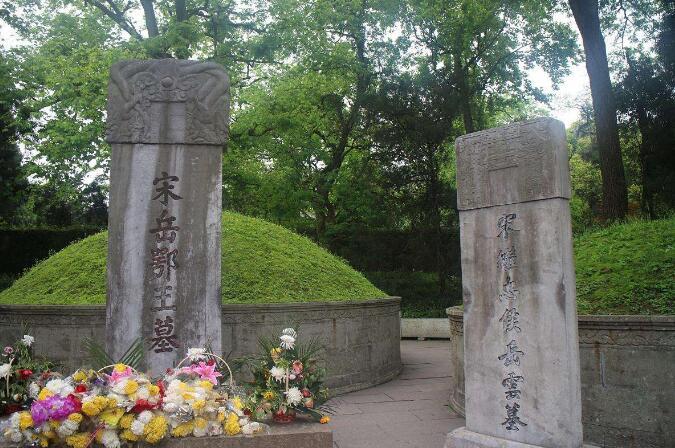 岳飞面前的秦桧跪像想站起来? 网友不答应!