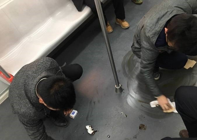 合肥暖心小哥:酱油撒落地铁车厢,俩小伙蹲地帮忙擦干净