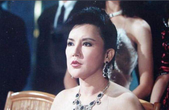 她是香港著名艳星,颜值不逊丁佩,李小龙很看好她,那她是谁?