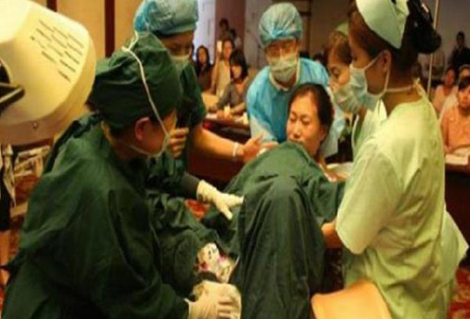 高龄产妇为生儿子冒险怀二胎看到孩子数量后全家吓得发抖