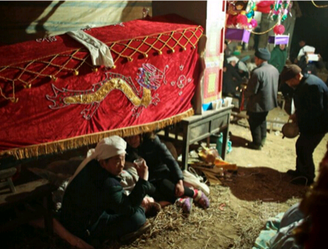 儿子为父亲守灵三天准备下葬,棺材里竟发出怪声,众人一看吓坏