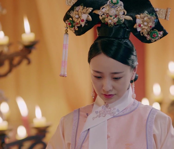 荣宪公主拿来药给年羹尧医治.