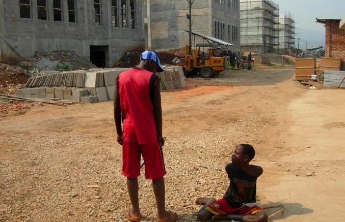 非洲小偷被抓住的下场越是激烈反抗越是被打骂