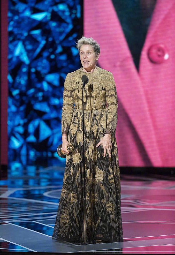 科恩嫂凭《三块广告牌》二封影后,为何她的发言引发