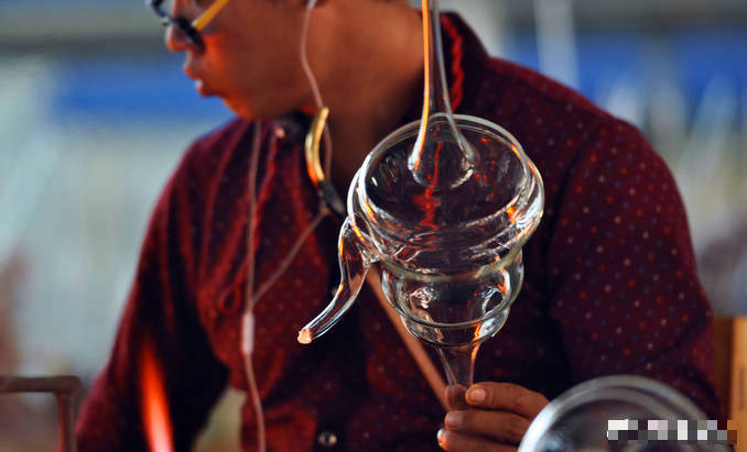 玻璃吹胎工每天吹300个半成品 月入近万元 为多赚钱仍坚守岗位